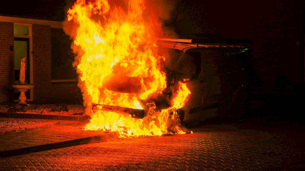 Busje van schoonmaakbedrijf in brand gestoken, dader is te zien op beeld