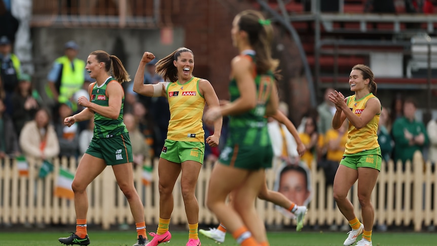 Live: Irish star hurt as Aussies turn up heat, Swan suffers horror injury