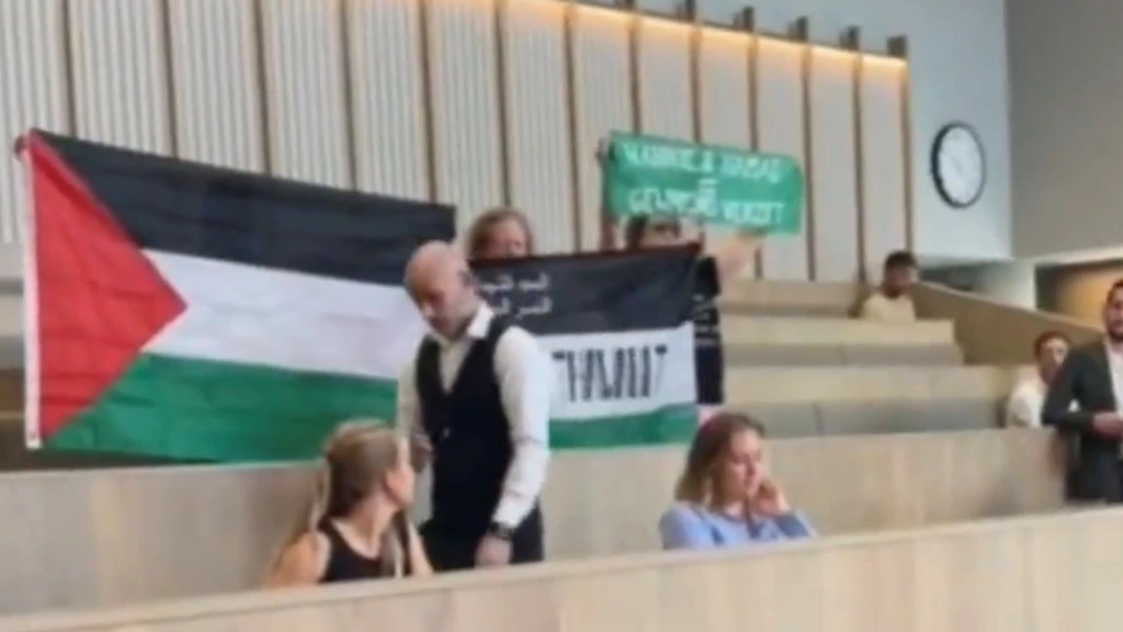 Viertal raadszaal Amsterdam uit gezet na tonen vaandel over Hannie Schaft en Hamas