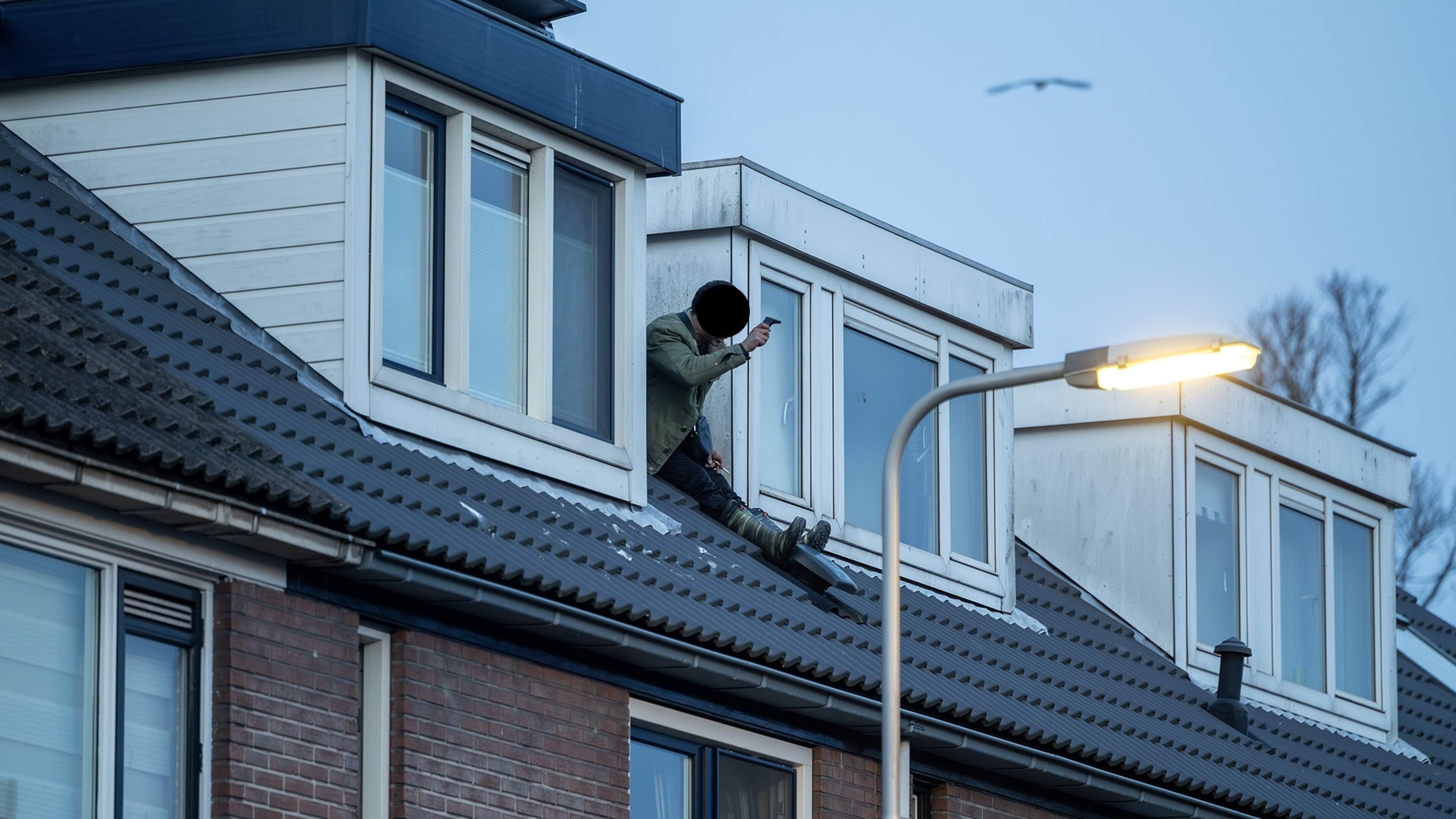 Inbreker vlucht dak op na feestje te hebben gehouden met gefrituurde garnalen en whisky: ’Eerst snoof hij zijn neus helemaal vol’