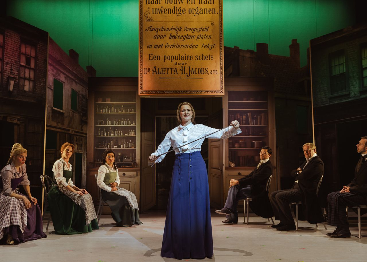 ‘Jongens, kom op met die gendergelijkheid, het is 1903!’, roept musicalster Aletta Jacobs