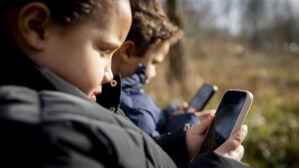 Kinderen die jong sociale media gebruiken, halen lagere cijfers op school