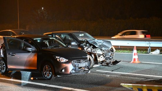 Auto knalt op file op A2 bij Hagestein