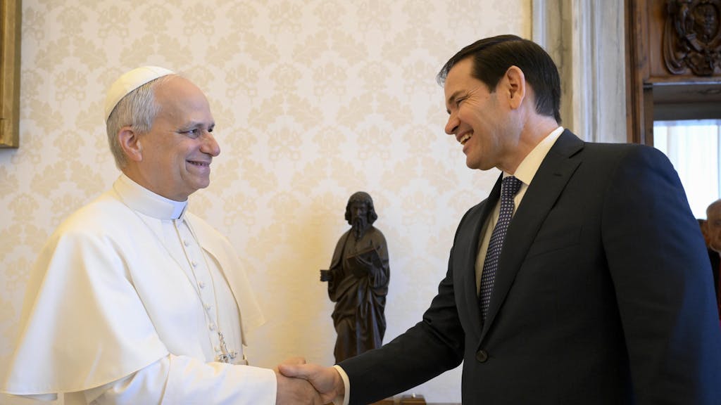 Amerikaanse minister Rubio naar Vaticaan om Trumps scheldpartijen op paus