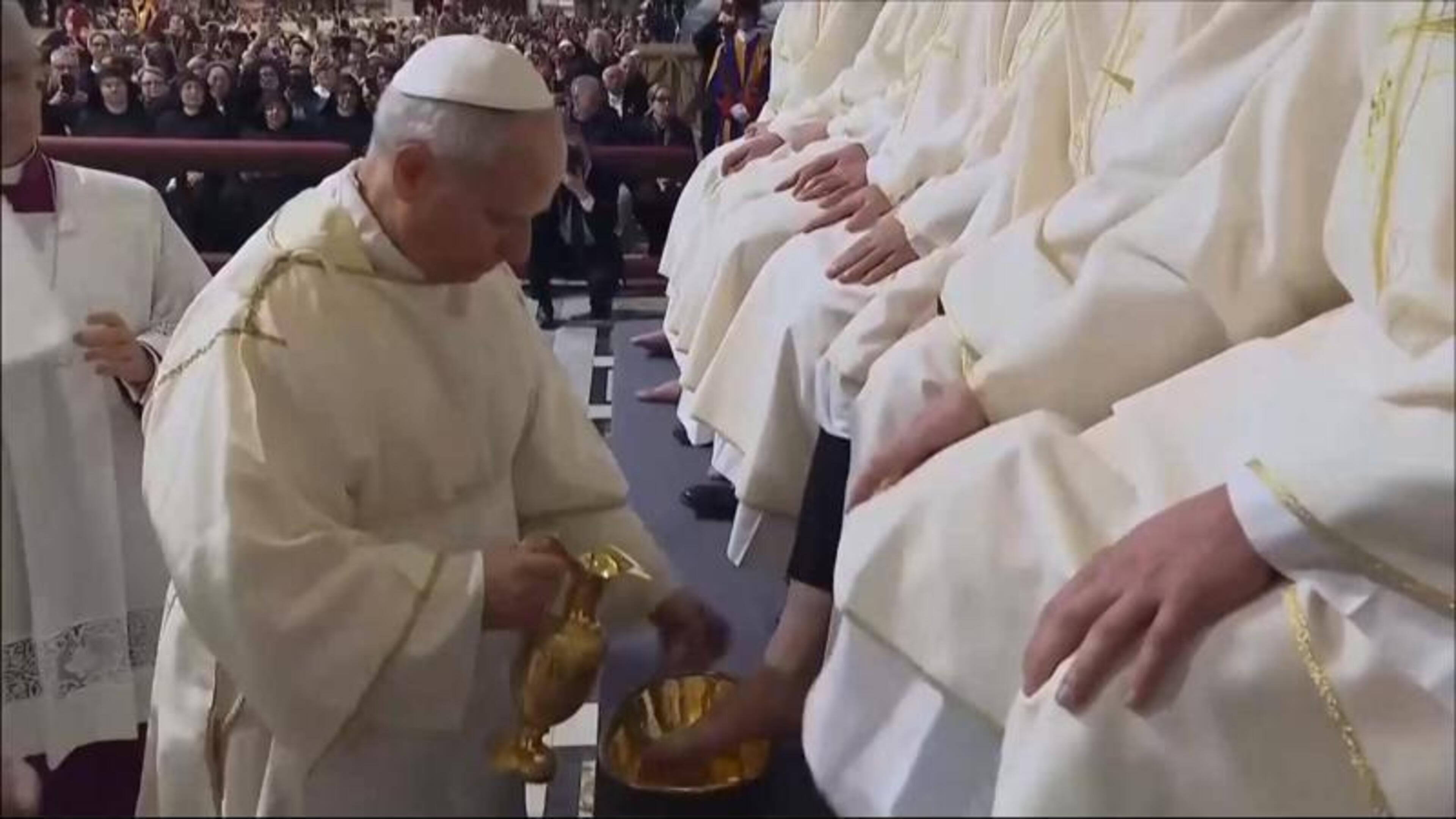 Paus wast en kust voeten van priesters