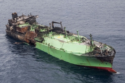 Beschadigde Russische tanker vol met gas dobbert stuurloos op Middellandse Zee