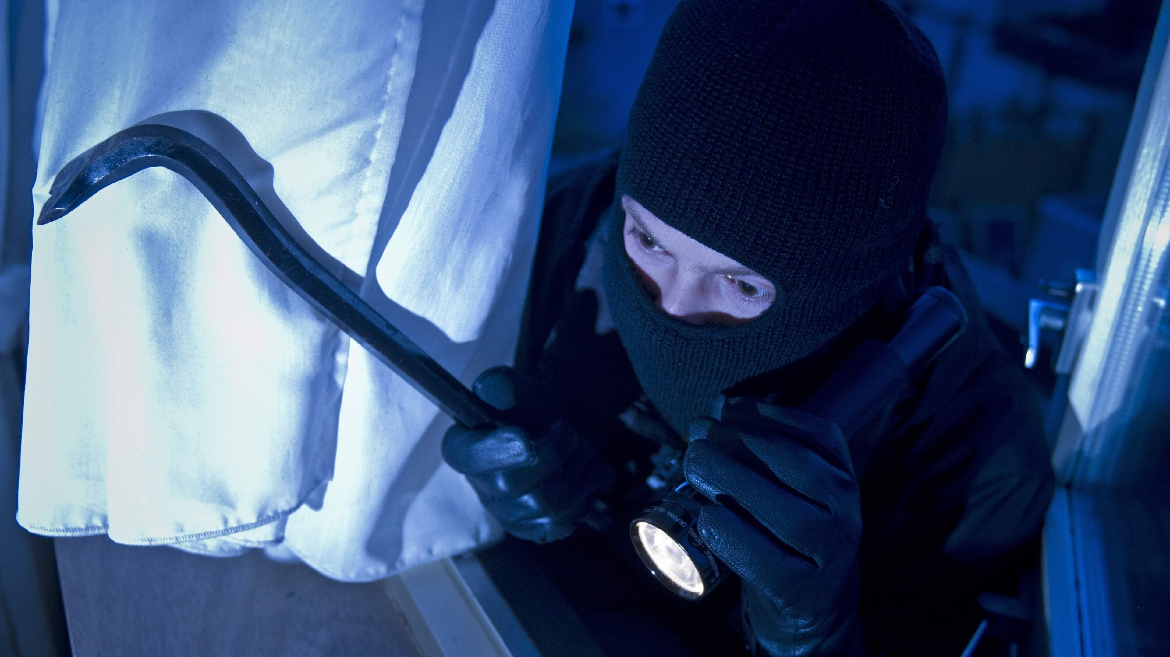 Brutale inbreker maakt stel in Zaandam wakker om oplader te vragen