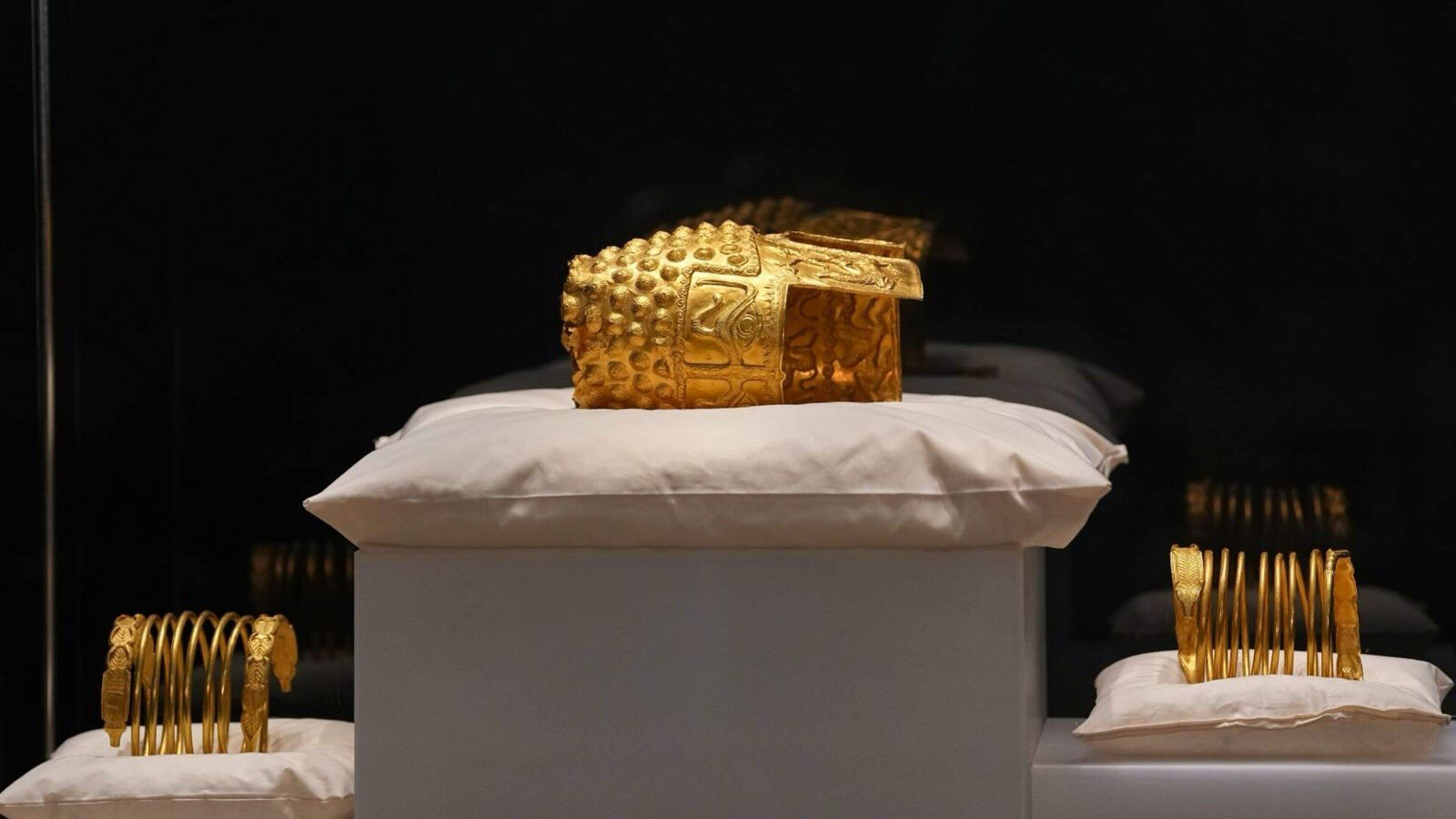 Roemenië toont gouden helm voor het eerst na roof uit Drents Museum