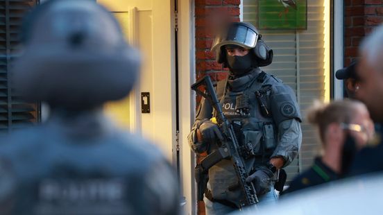 Zwaarbewapende politie-eenheid doet inval midden in woonwijk