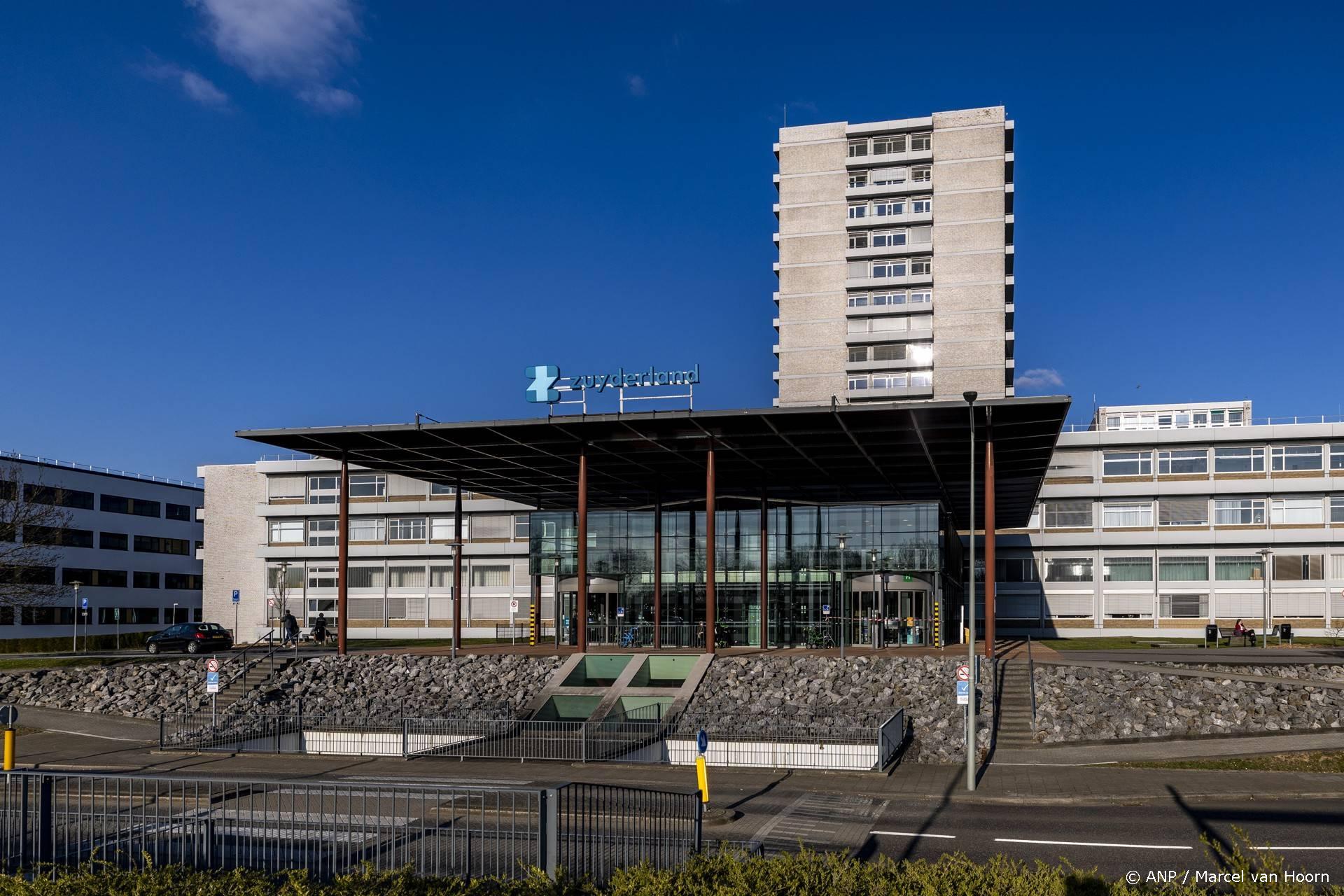 Personenauto rijdt tegen ziekenhuis Heerlen, bestuurder gewond