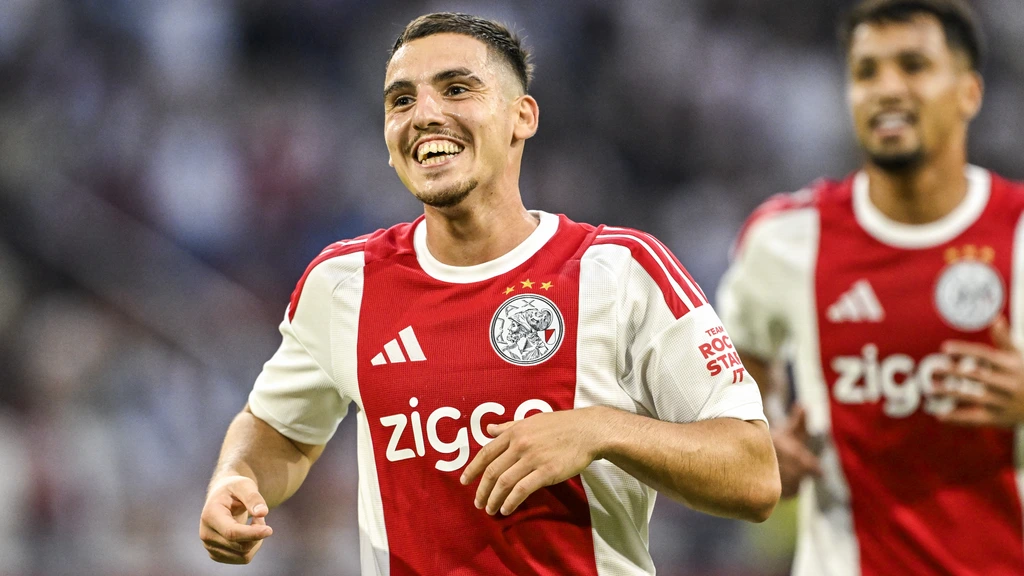 Ajax overtuigend naar derde voorronde Conference League, hattrick Gloukh