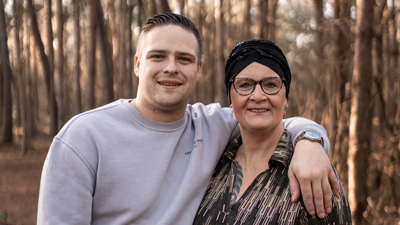 Yuri (23) verloor zijn moeder en bonusvader: ‘Humor hield ons overeind’