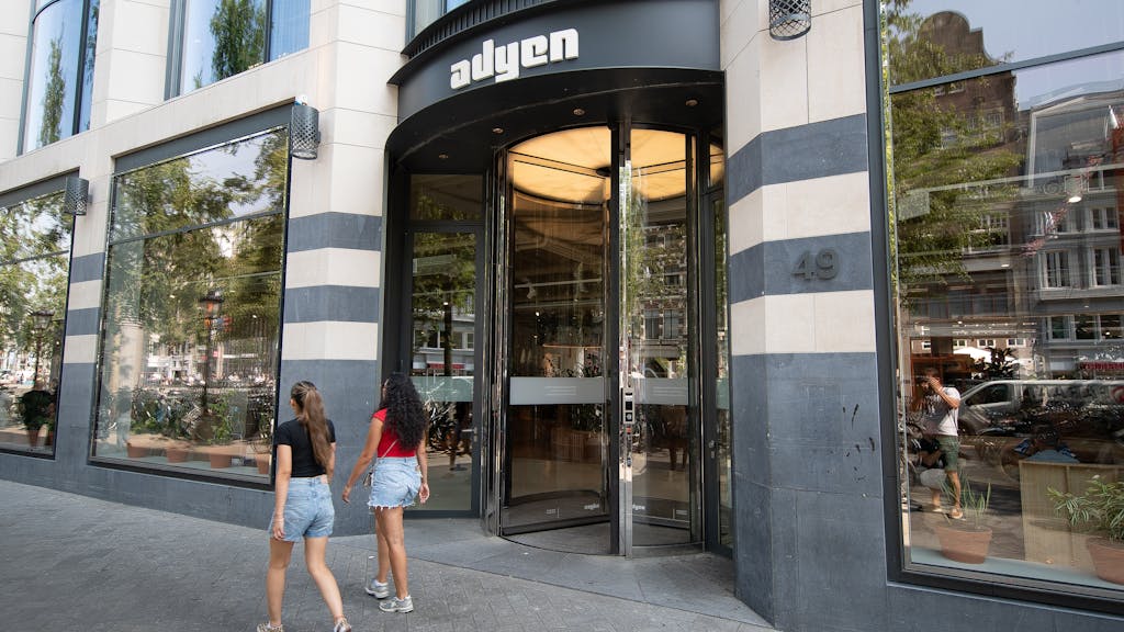 Handel in Adyen korte tijd stilgelegd, aandeel sluit bijna 9 procent lager
