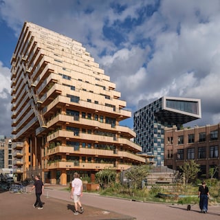 Rotterdamse woontoren Sawa bekroond tot Beste Gebouw van het Jaar: veel hout, en ruimte voor planten en dieren