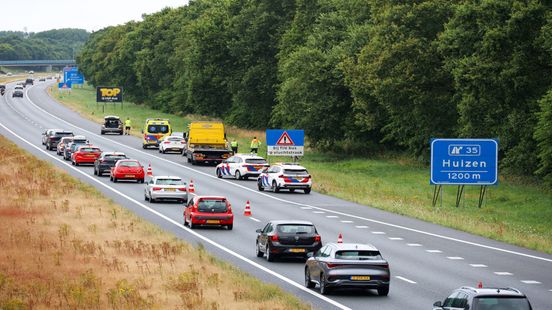 Lange file nadat busje van snelweg raakt bij Eemnes